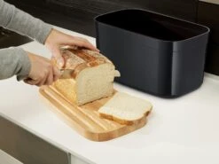Joseph Joseph Bread Box With Cutting Board, Black -Keukengerei Promotiewinkel joseph joseph bread bin with bamboo chopping board 13