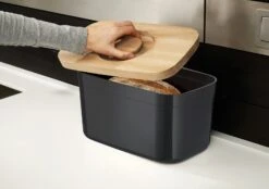 Joseph Joseph Bread Box With Cutting Board, Black -Keukengerei Promotiewinkel joseph joseph bread bin with bamboo chopping board 14