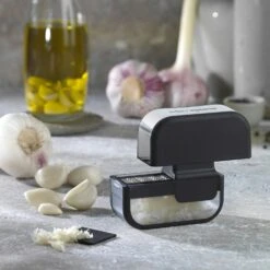 Microplane Grater Garlic, Black -Keukengerei Promotiewinkel microplane grater garlic black 4