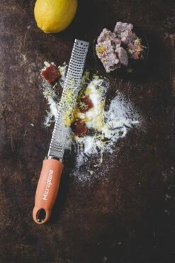 Microplane Premium Classic Zesteur, Cinnamon -Keukengerei Promotiewinkel microplane premium classic series zesteur 6