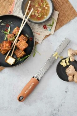 Microplane Premium Classic Zesteur, Cinnamon -Keukengerei Promotiewinkel microplane premium classic series zesteur 8