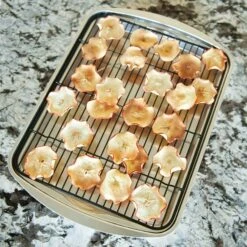 Nordic Ware Oven Crisp Bakplaat Met Rooster -Keukengerei Promotiewinkel nordic ware oven crisp bakplaat met rooster 1