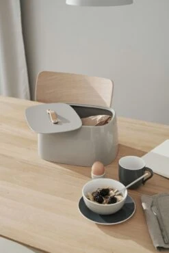 Stelton Emma Bread Box, Grey -Keukengerei Promotiewinkel stelton emma bread box 11