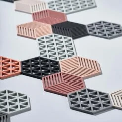 Zone Denmark Triangle Trivet Small, Black -Keukengerei Promotiewinkel zone denmark triangles trivet nordic sky 8 2